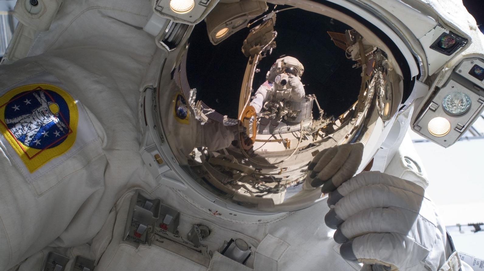 O imagine de aproape a căştii astronautului Mike Foreman.