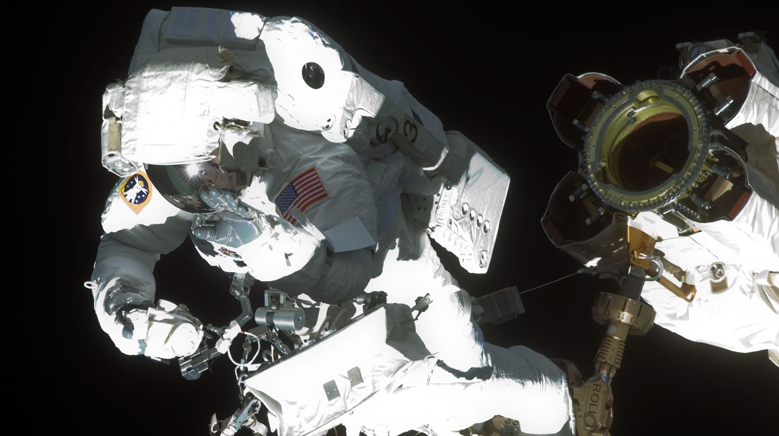 Astronautul Mike Foreman duce la bun sfârşit o misiune la exteriorul ISS.