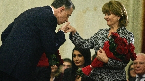 Mircea Geoană oferă trandafiri