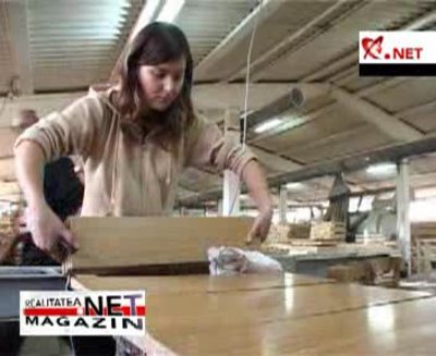 Szel Csaba, managerul fabricii, ne-a făcut să ne întrebăm de ce un butic de patiserie parizian este un client mai fidel decât clientul român. Răspunsul a fost simplu: abia în ultimul an de zile, românii au început să fie interesaţi de mobila adevărată.