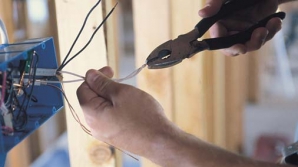 Un electrician a fost internat în spital după ce a fost lovit în cap. Bărbatul repara o defecţiune într-o zonă afectată de o pană de curent de mai bine de 24 de ore