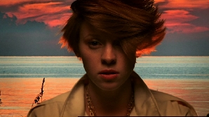 Synthpop-ul interpretat de La Roux s-a auzit pe mai toate posturile de muzică româneşti.