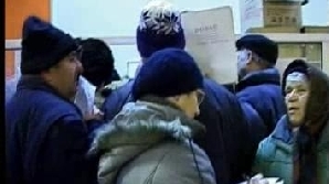 Mii de pensionari din întreaga ţară au început să stea la cozi pentru biletele de tratament din 2010