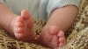 Un bebeluş din Bacău părăsit de mama sa în casă a murit din cauza frigului
