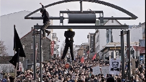 Islandezii sunt nemulțumiți că trag ponoasele de pe urma falimentului băncii Landbanki. Sursa foto: http://moon23.files.wordpress.com