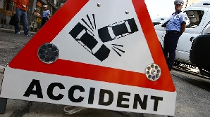 O maşină şi un autocar s-au ciocnit.