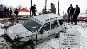 Maşina a fost acroşată de tren - Foto: agenda.ro