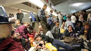Sute de pasageri au fost blocaţi pe aeroportul din Newark