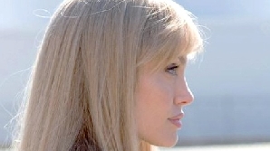 Angelina Jolie recunoaşte că este blondă