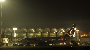 Avionul va încerca să aterizeze din nou în această seară/FOTO: otp-airport.ro