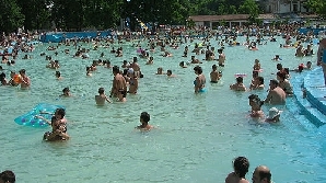 Oamenii spun că apa termală este tratament antimahmureală 