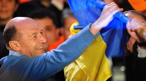 Traian Băsescu şi poloverul violet din campania electorală / Foto: gruprc.ro