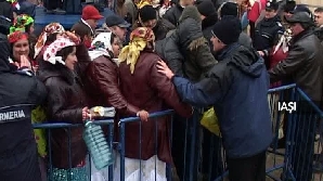 La Curtea de Argeş enoriaşii s-au împins pentru a ajunge la aghiasmă 