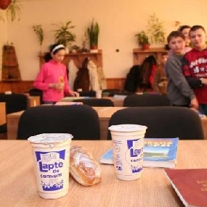Cornul şi laptele ar putea deveni o amintire pentru elevii braşoveni/ Foto: www.calificativ.ro