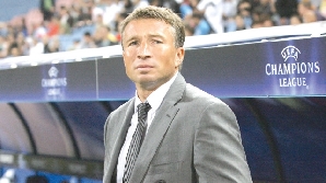 Dan Petrescu îşi mobilizează jucătorii lucrând cot la cot cu ei / FOTO: grupRC