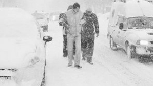 Zăpada le dă bătăi de cap şoferilor / FOTO: presaonline.com