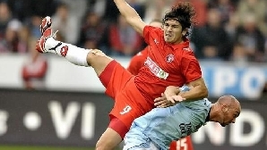 George Florescu (în roşu) este dorit de Gabi Balint la naţionala Moldovei / FOTO: eurofotbal.info