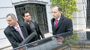 Mircea Geoană nu evită nici el culoarea folosită de duşmani: violetul/ Foto: gruprc.ro