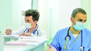 Cei îngrijoraţi de noul virus pot să-şi cumpere vaccin, test şi mai nou chiar şi o poliţă de asigurare.