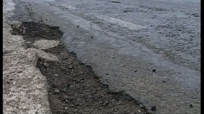 DN7, pe tronsonul care tranzitează Deva, este plin de gropi/ FOTO: RTV 