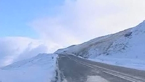 Circulaţia se desfăşoară cu mare dificultate.