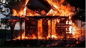 Patru persoane au fost rănite în incendiu/Foto: prolex.ro