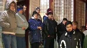 40 de oameni din Sovata au fost înşelaţi de un bărbat care le-a promis locuri de muncă bine plătite în Germania /Foto: Realitatea TV