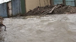 Zeci de gospodării au fost afectate, joi, de inundaţii, în comuna Ghiroda 
