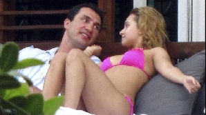 Vladimir Klitschko şi Hayden Panettiere au început anul 2010 împreună, la piscină / Foto: www.thesun.co.uk
