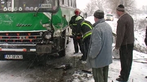 Un autobuz cu 30 de pasageri a lovit un microbuz de marfă, în judeţul Arad/ FOTO: RTV 