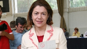 Mihaela Geoană nu-şi retrage flacăra violet de lângă soţul său/ Foto: gruprc.ro