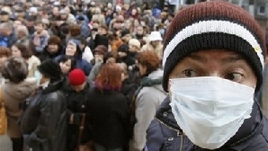 Un bărbat aşteaptă la coadă să fie vaccinat/Sursa foto: AP