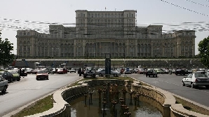 Palatul Parlamentului, o clădire care consumă mult şi produce încă puţin/ Foto: gruprc.ro