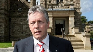 Peter Robinson s-a autosuspendar din funcţie / FOTO: guardian.co.uk
