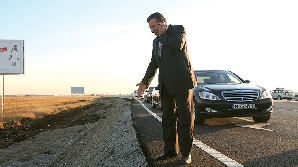 Şoferul Radu Berceanu critică drumurile proaste din România. Ministrul Radu Berceanu spune că nu are bani pentru drumuri / Foto: grupRC