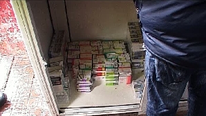 Pachetele de contrabandă au invadat piaţa după creşterea preţului ţigărilor.