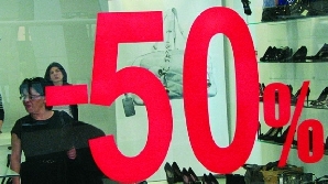 Clujenii au luat cu asalt magazinele pentr-u a nu rata reducerile de preţuri
