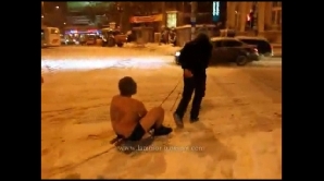 Un tânăr s-a plimbat cu sania, în chiloţi prin centrul Bucureştiului / FOTO: REALITATEA.NET