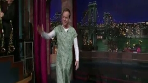 Actorul Kiefer Sutherland a venit îmbrăcat în rochie la o emisiune TV/ Foto: RealitateaTv 