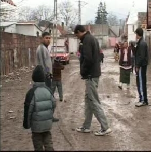 Rromii din Sf. Gheorghe sunt despărţiţi de localnici de un zid de beton / FOTO: realitatea.net