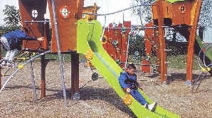 dar tânăra fost descoperită, a doua dimineaţă, într-un părculeţ pentru copii, spânzurată de un tobogan / FOTO: mondoplay.ro