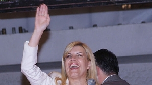 Elena Udrea se amuză pe seama flăcării violet/FOTO: NewsIN