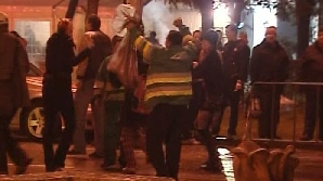 Angajaţii de la salubritate s-au integrat repede în petrecere / Foto: RTV