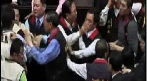 Parlamentarii din Taiwan nu se bat doar în argumente