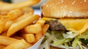 Ministerul Sănătăţii vrea taxă pe fast-food