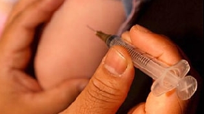 Reprezentanţii Ministerului Sănătăţii susţin că nu a fost înregistrat niciun deces cauzat de vaccinarea anti-AH1N1/FOTO: babble.com