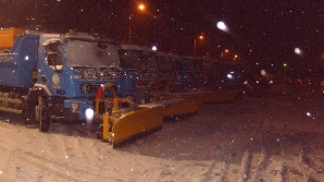 Utilajele au intervenit toată noaptea în Bucureşti, dar ninsoarea a căzut încontinuu/FOTO: Primaria Bucureşti