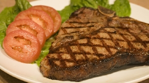 Pieptul de pui la grătar cu o 
salată, prânzul ideal pentru o dietă/ FOTO: www.bucataria.net