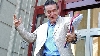 Gigi Becali se pune cu burta pe carte!
