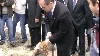 Emil Boc a cioplit un trunchi de copac cu un topor la Gura Humorului. VEZI VIDEO